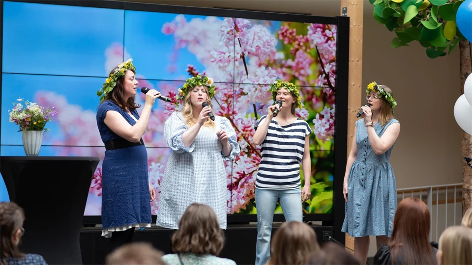 Musikgruppen Yrväder sjunger på scenen. 