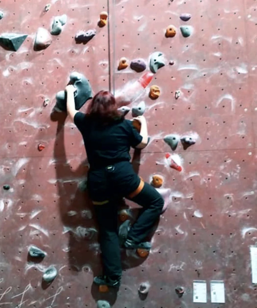 kvinna på klättervägg