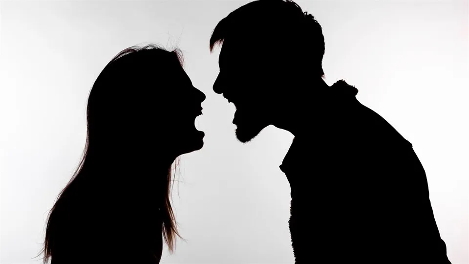 kvinna och man bråkar