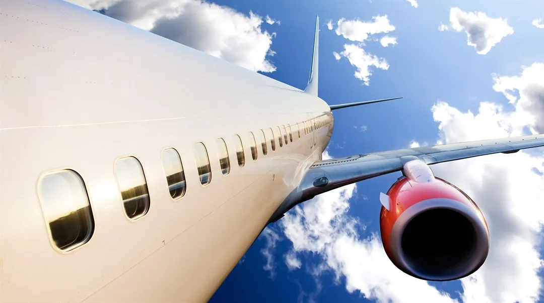 flygplan som flyger - närbild på fönsterrad sedd utifrån luften