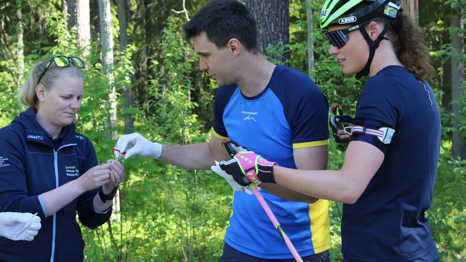Skidskytt på rullskidor testas av forskare på Mittuniversitetet.