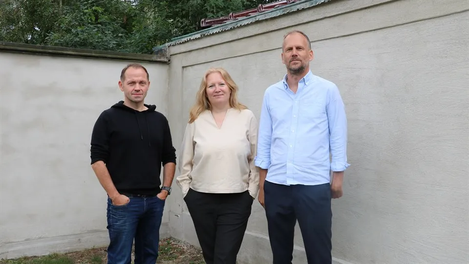 Tre forskare står bredvid varandra