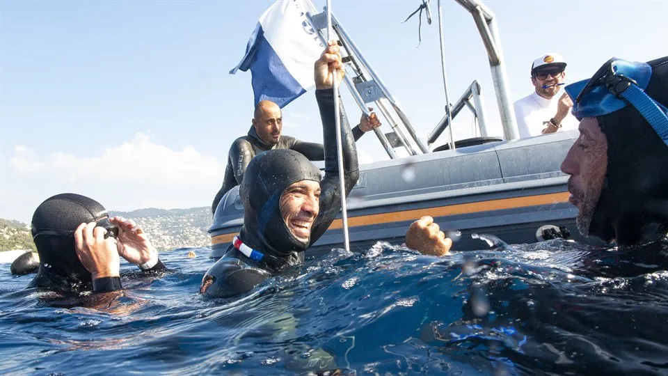 Fem dykare genomförde totalt 17 dyk där ett av dyken var till 107 meters djup. 