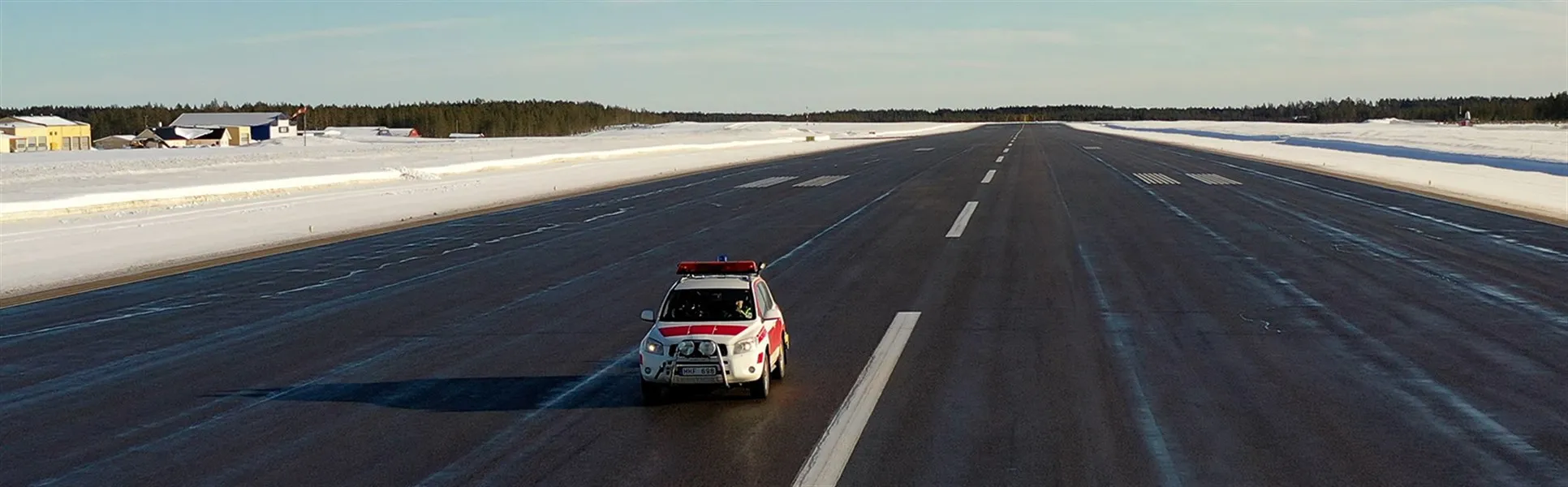 Bil som kör på en landningsbana på Örnsköldsviks flygplats.