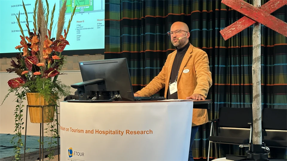 Robert Pettersson i talarstolen på konferensinvigningen