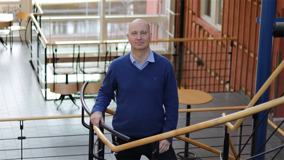 Mårten Sjöström står i trapphuset på campus.