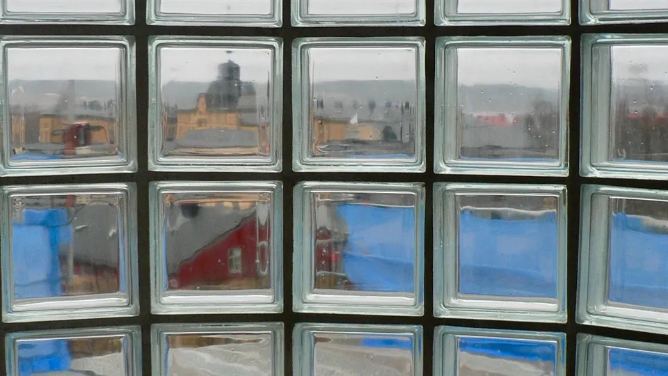 Utsikt från labbet genom betongglas. 