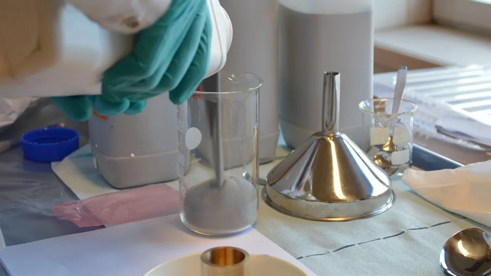 Mixing metal powder in the lab for additive manufacturing