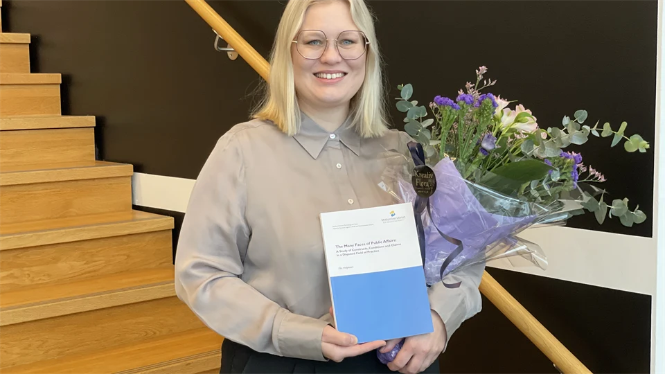 en kvinna med en bok och blommor