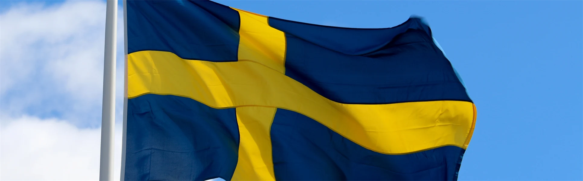 Sveriges flagga vajar i skyn