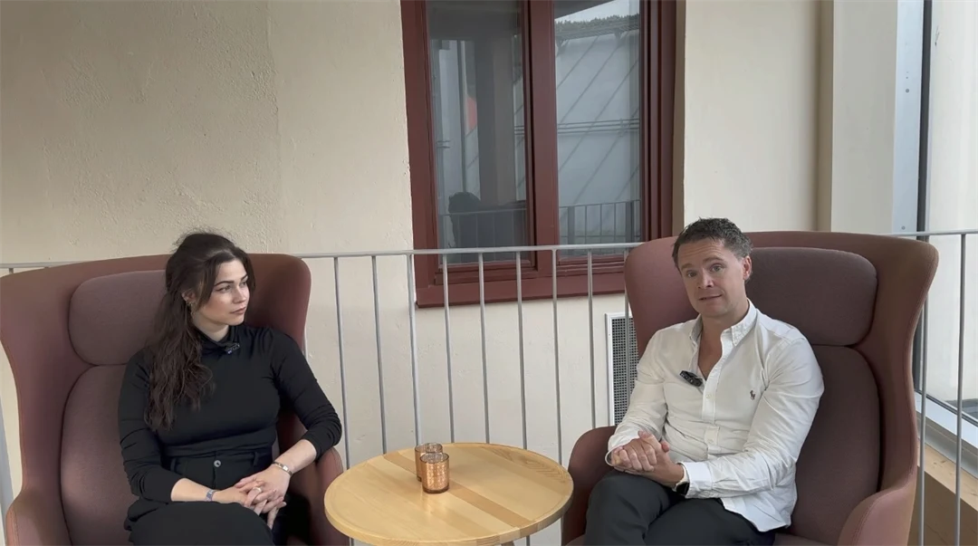 En man och en kvinna sitter i varsin fåtölj och pratar om Samhällsvetarprogrammet