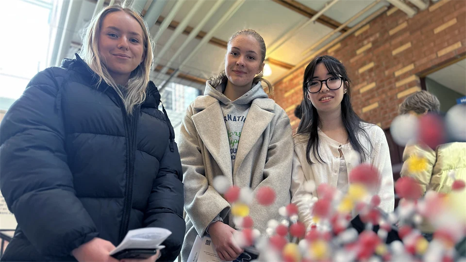 En grupp människor som poserar för kameran