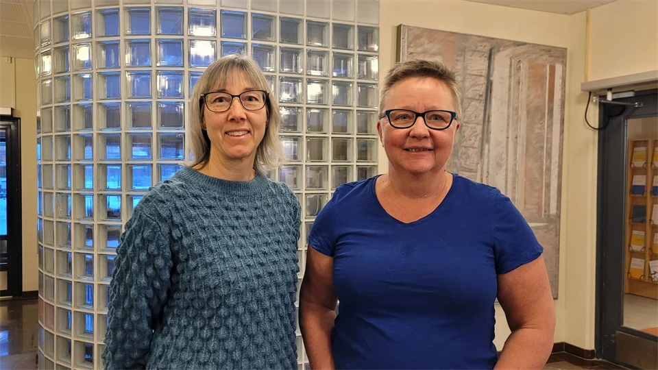 Två kvinnor står bredvid varandra