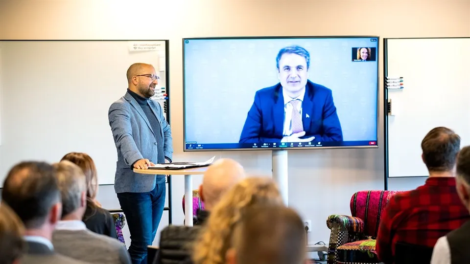 På bilden syns moderator Robert Pettersson under turismdagen 18 oktober