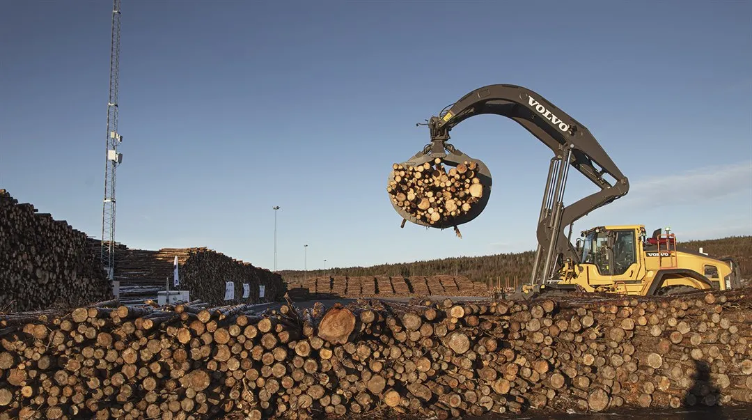 Remote controled machine loading timber on 5G - Remote Timber