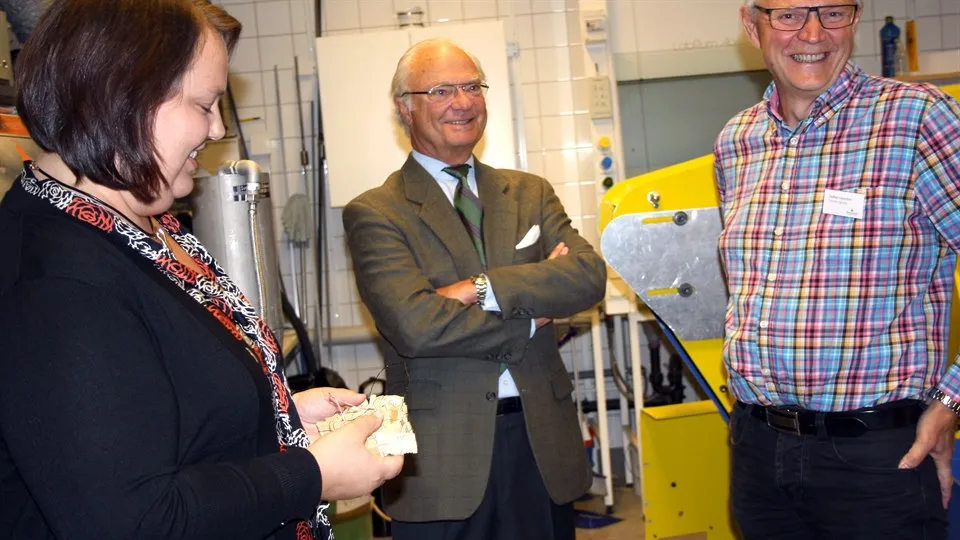 Birgitta Engberg och Staffan Nyström tog emot kungen i FSCNs trälabb