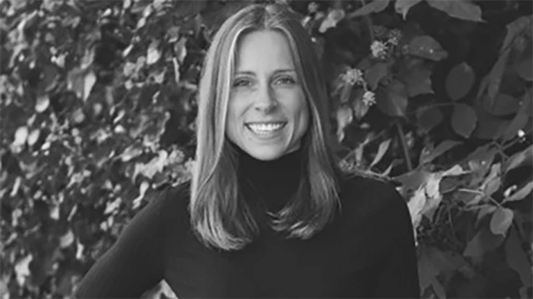 Svartvit porträtt av en kvinna.