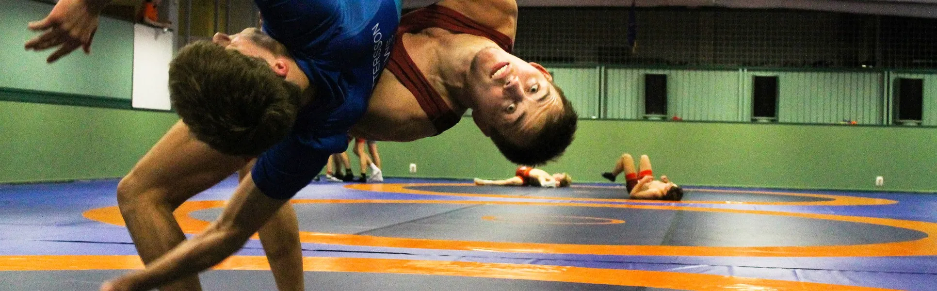 Två brottare mitt i ett kast.