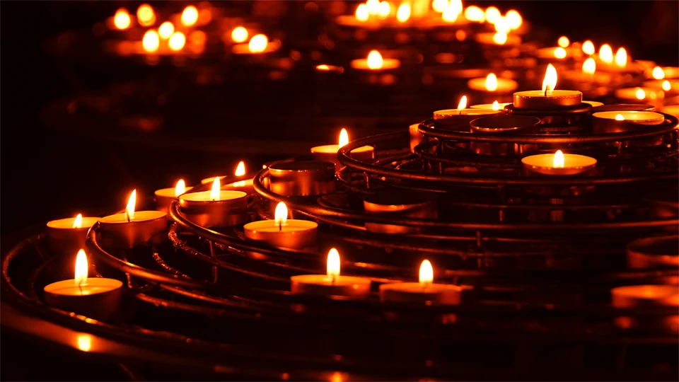 Ljuslågor, ljusbärare med brinnande värmeljus, ljus, tänd, lågor