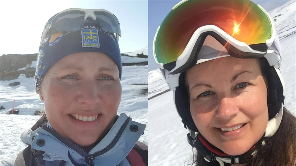 Två kvinnor leende kvinnor i snöig fjällmiljö.