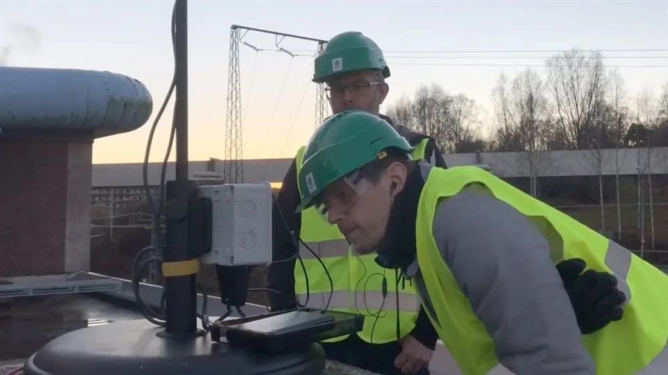 Installations av ljudmätningsutrustning på SCA:s tak.
