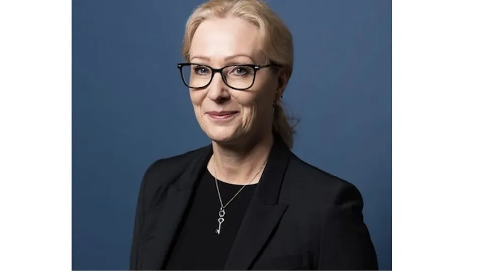 kvinna med blond hästsvans