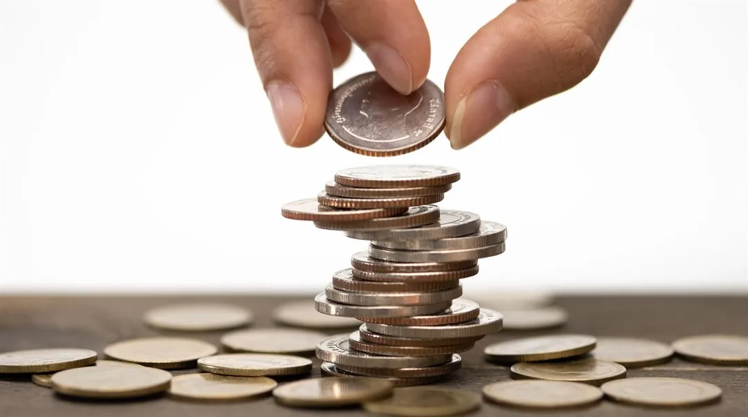 author info Foto: feelartfeelant     Hand stack coins, concept for Saving money, growing...