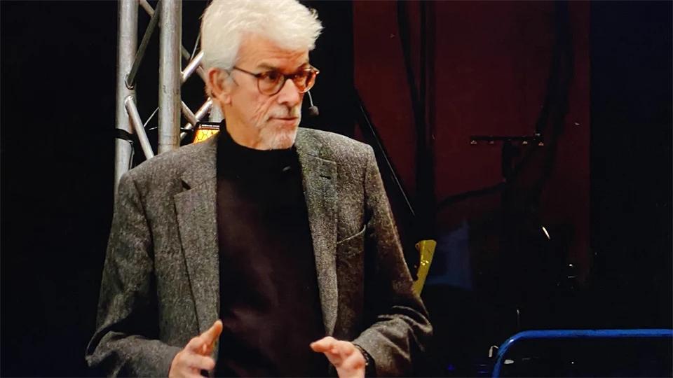 En man under en sändning