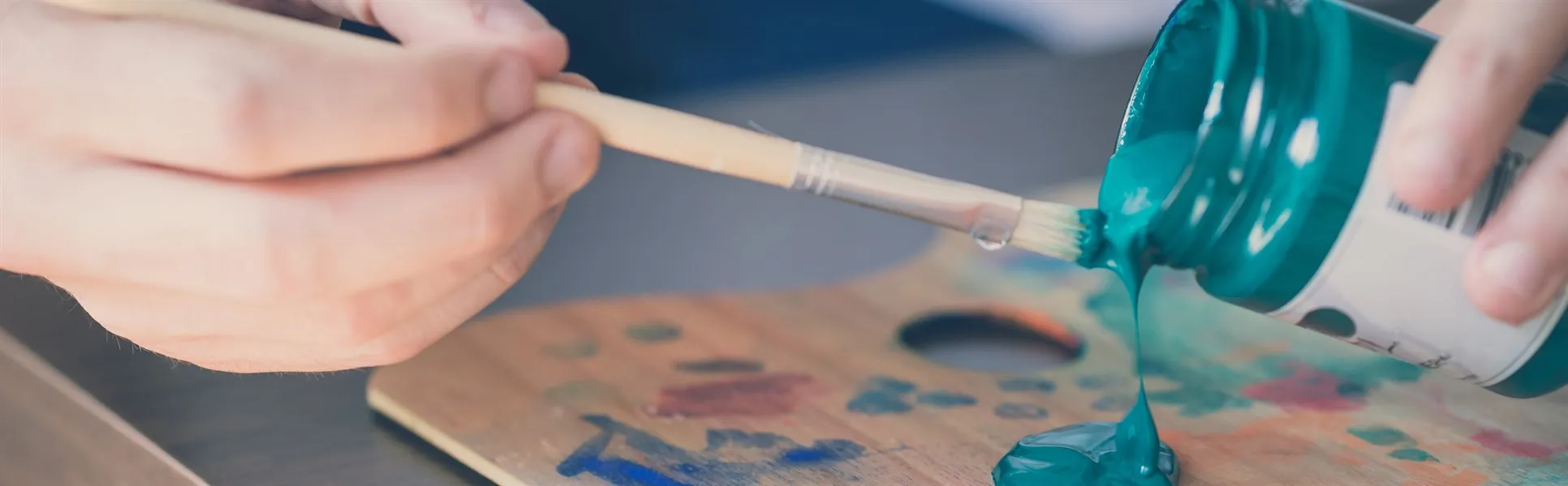 konstnär, pensel och färgburk