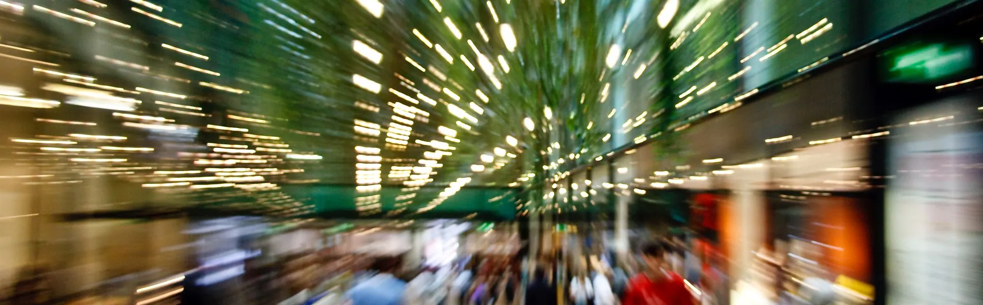 suddiga människor i galleria