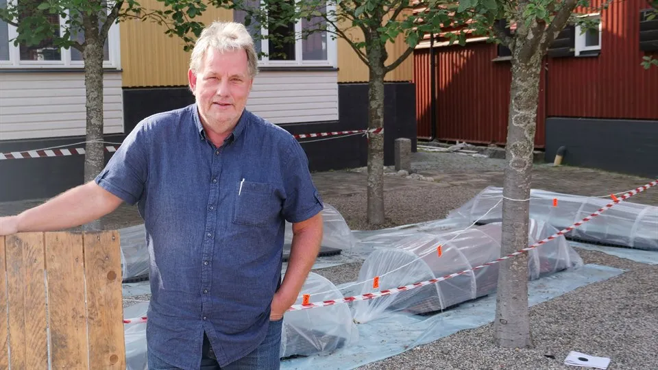 Svane Holm framför odlingarna
