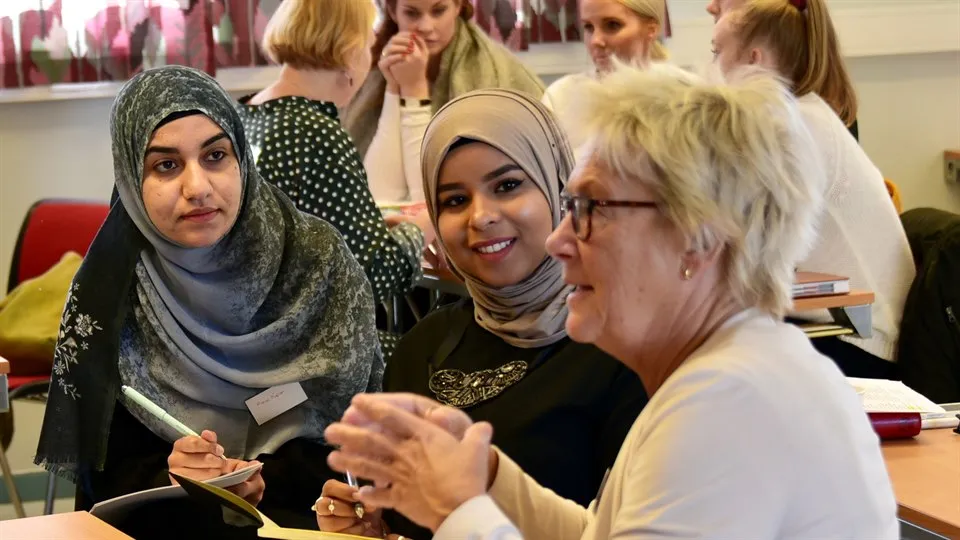 Professor Yvonne von Friedrichs, Mittuniversitetet, (t.h.) i samtale med Nord universitet-studenter.