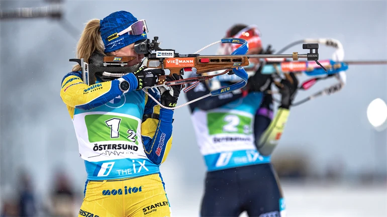 Skidskytten Mona Brorrsson stkjuter stående på Östersunds skidstadion