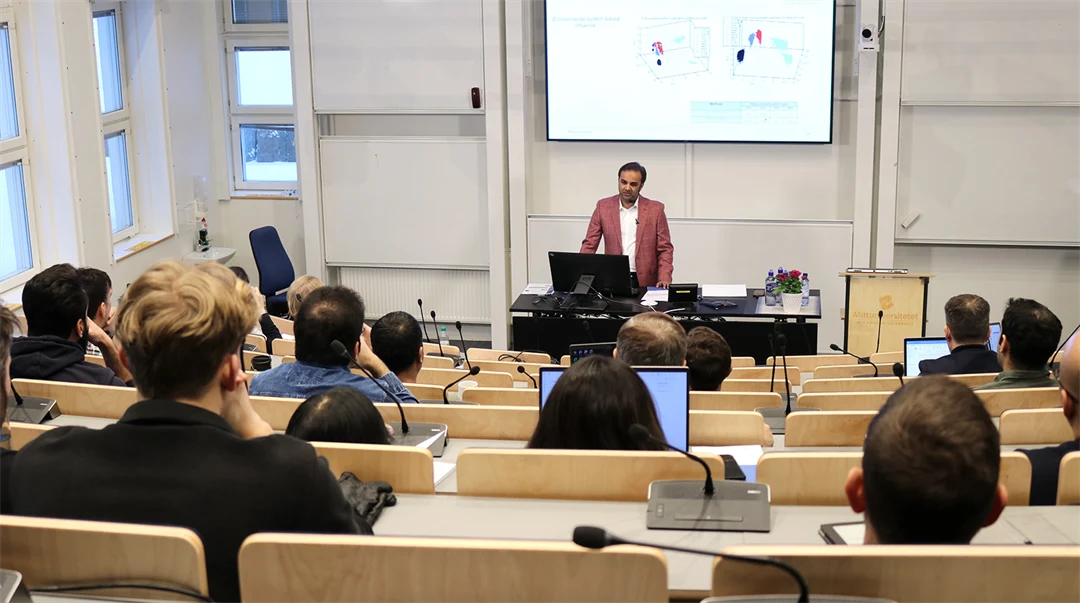 A man is lecturing in a graduation hall.