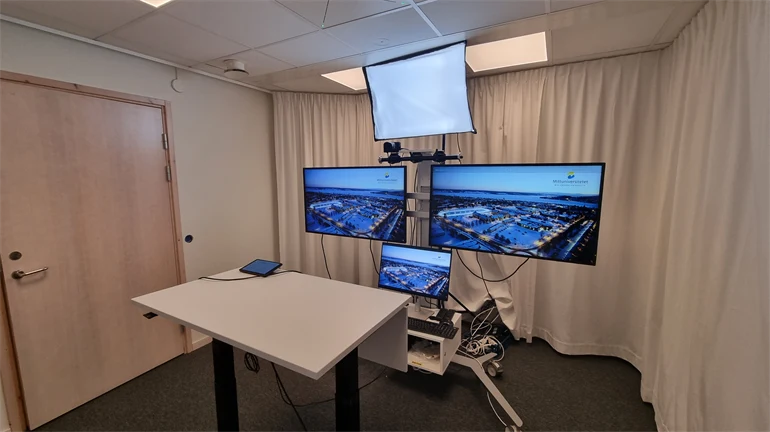 Bild på ett rum med digitala skärmar 