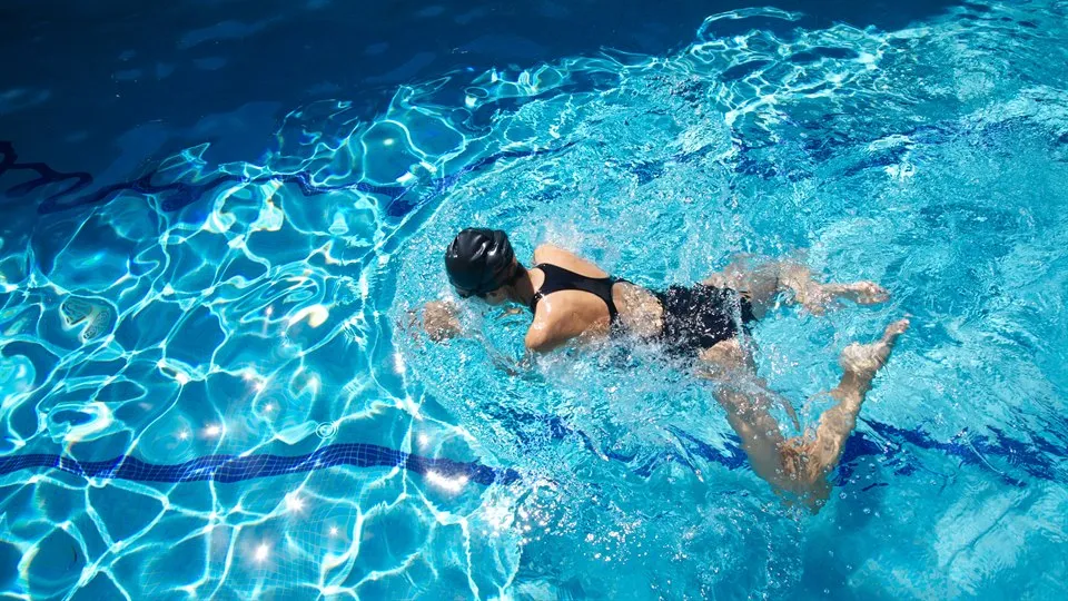 Bröstsim i basssäng