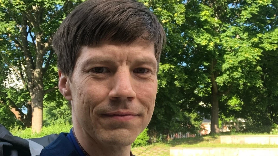 En bild på en man