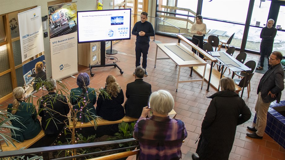 Mattias O´Nils, centrumledare för STC presenterar forskningen vid centret. 