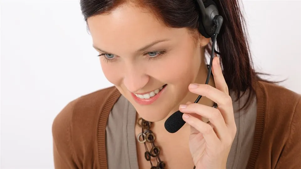 Kvinna som talar i ett headset.