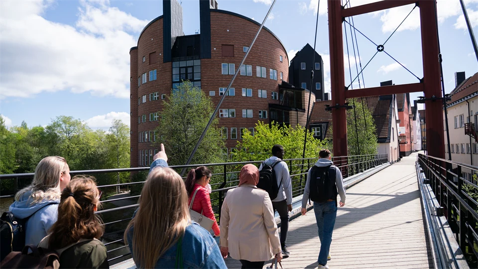 Studenter som går på bro vid Åkroken, Campus Sundsvall. 