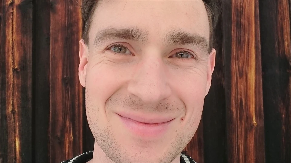 En man som ler för kameran