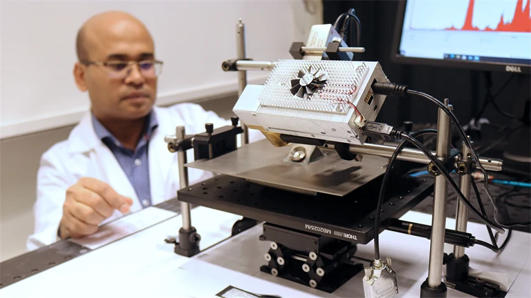 Forskare i röntgenlabbet.