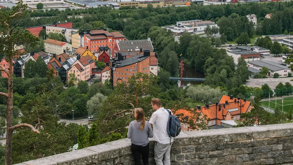 Two people looking at the view over Campus Sundsvall from the north mountain.