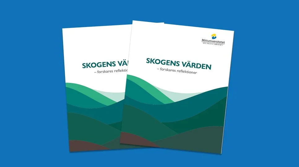 Två exemplar av boken "Skogens värden" bredvid varandra mot en blå bakgrund.