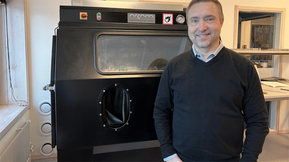 Professor Lars-Erik Rännar in the lab