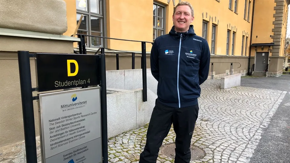 Glenn Björklund framför Nationellt vintersportcentrum i Östersund