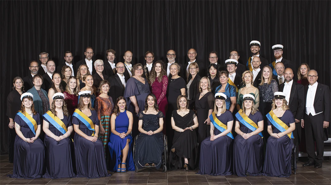 Ett gruppfoto med 48 finklädda personer. 