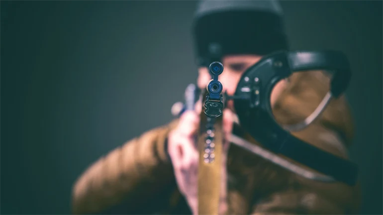 Skidskytt som siktar på fotografen