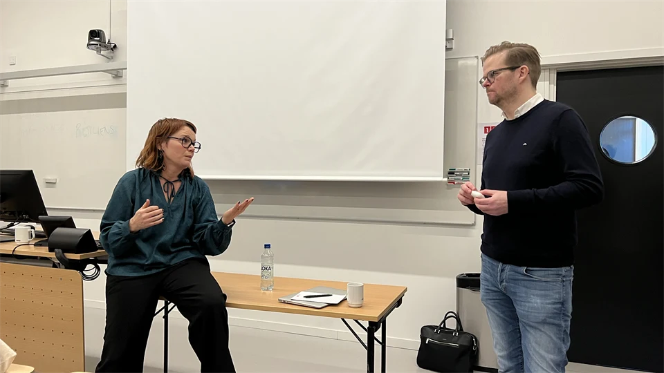 En man och en kvinna diskuterar