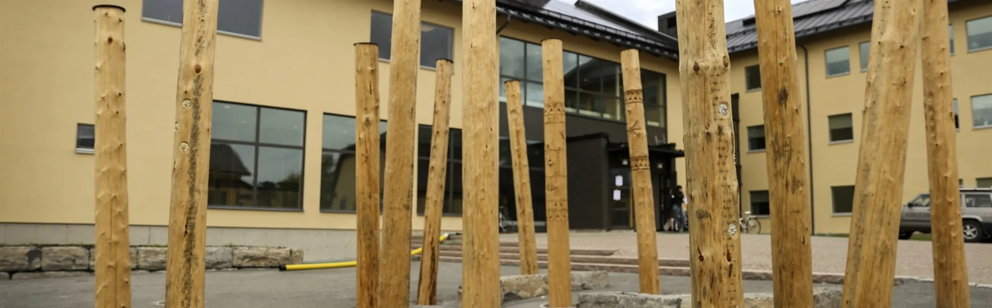 Mattarmuorra - konstverk och exteriör hus O